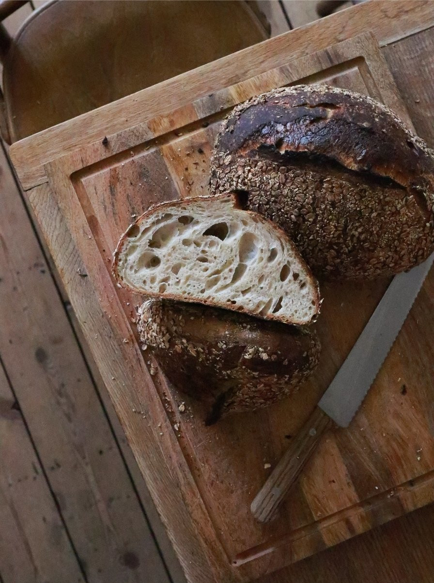 Nystekt surdeigsbrød med mange luftlommer